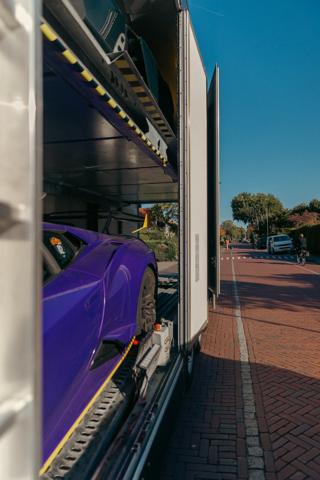 Gesloten autotransport vrachtwagen voor veilig vervoer van exclusieve sportwagens en oldtimers