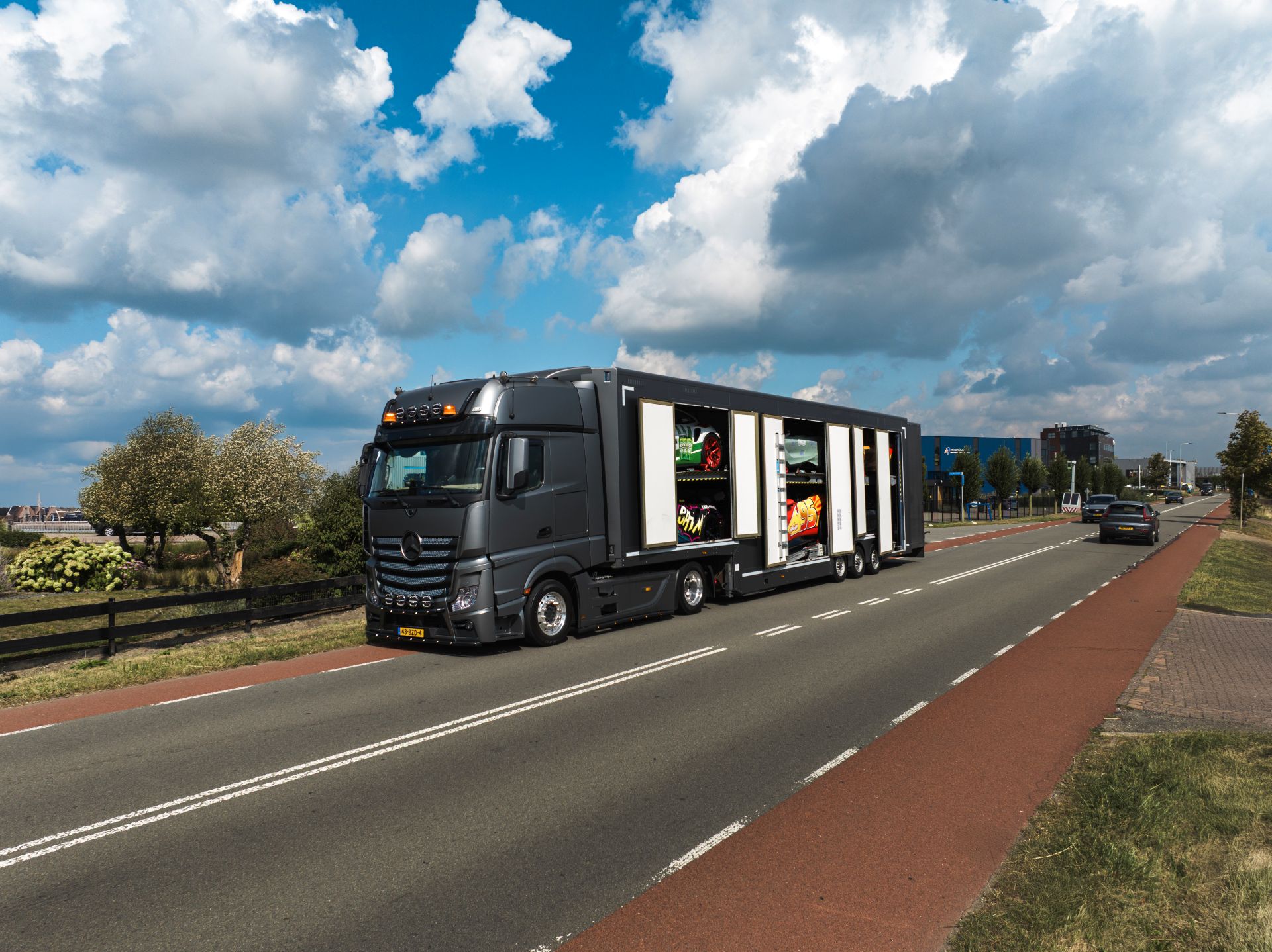 Gesloten autotransport voor high-end voertuigen met maximale bescherming tegen weersinvloeden